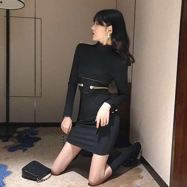 Elegáns női ruha Karcsú modell fekete színben