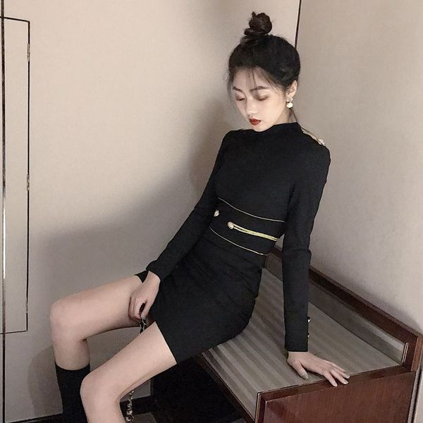 Elegáns női ruha Karcsú modell fekete színben