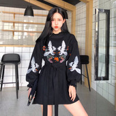 Modern női ruha színes hímzéssel, széles ujjakkal, két színben