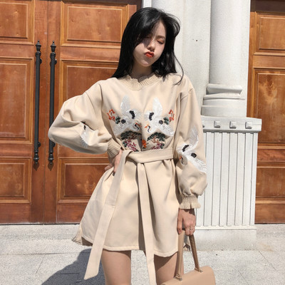 Modern női ruha színes hímzéssel, széles ujjakkal, két színben