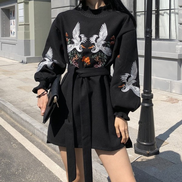 Modern női ruha színes hímzéssel, széles ujjakkal, két színben