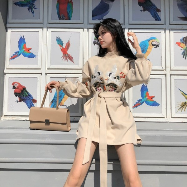 Modern női ruha színes hímzéssel, széles ujjakkal, két színben