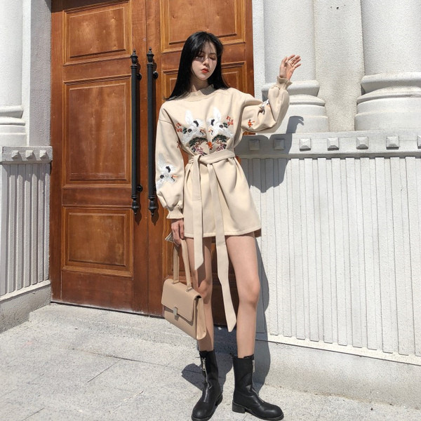 Modern női ruha színes hímzéssel, széles ujjakkal, két színben