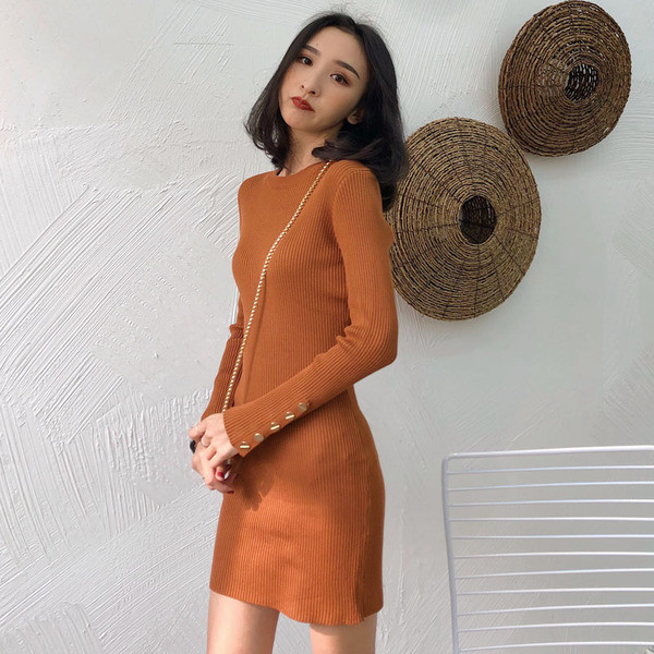 Rövid női ruha, ujjakon gombokkal, két színben