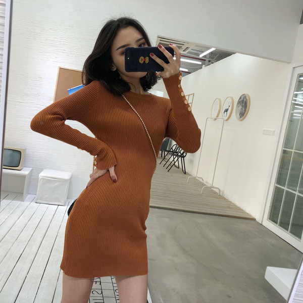 Rövid női ruha, ujjakon gombokkal, két színben