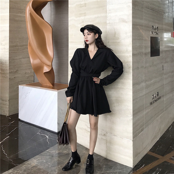 Modern női ruha modell, fekete hátrésszel