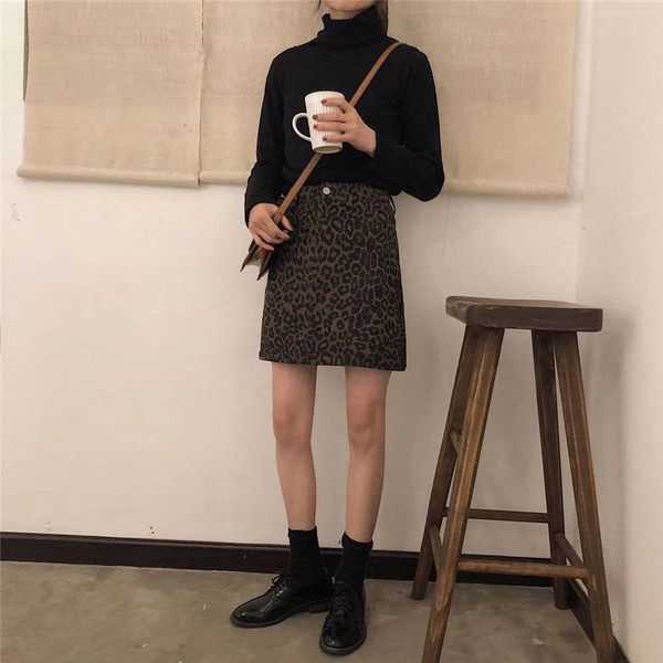 Aktuális női szoknya leopárd mintával, magas derékkal