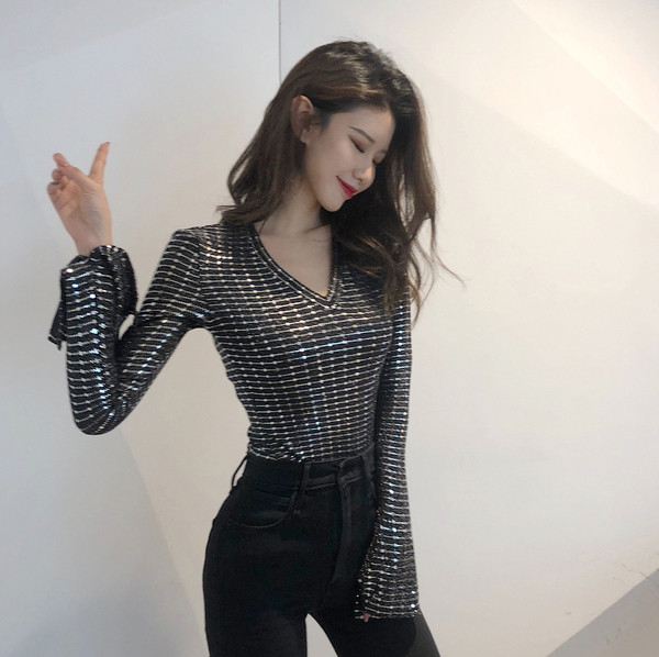 Stílusos női blúz V-nyakkal, fekete színben