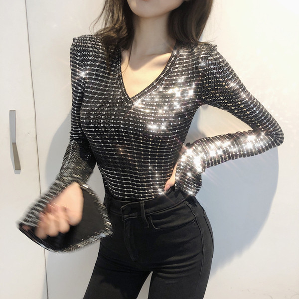 Stílusos női blúz V-nyakkal, fekete színben