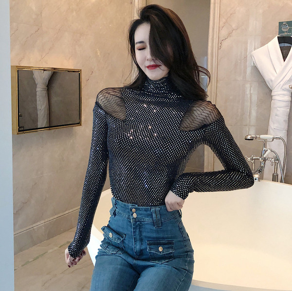 Stílusos női blúz pólógallérral, fekete színben