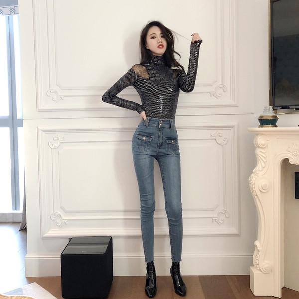 Stílusos női blúz pólógallérral, fekete színben