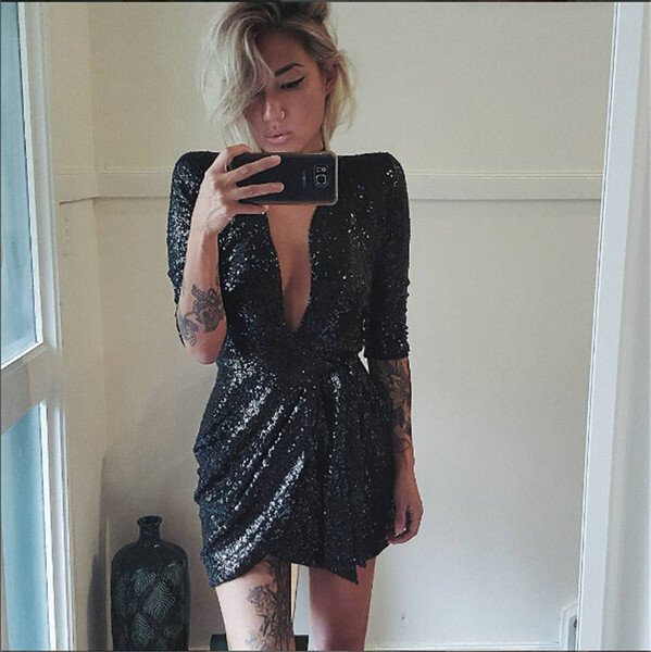 Női ruha mély V-nyakkal, két színben