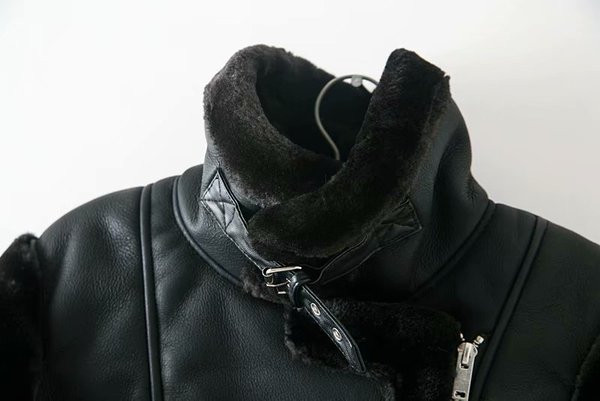 Модерно дамско яке от еко кожа с пух в черен цвят