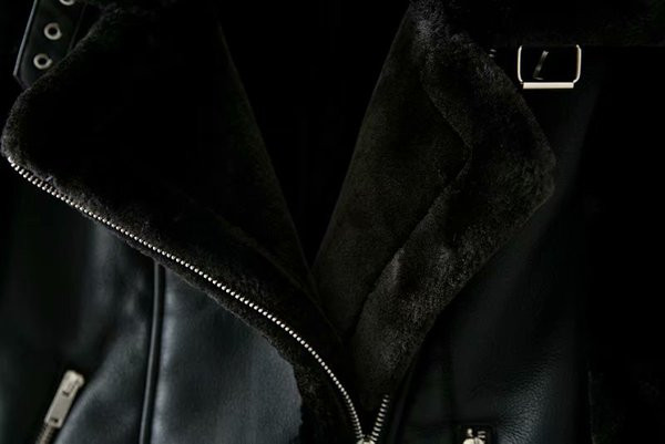 Модерно дамско яке от еко кожа с пух в черен цвят