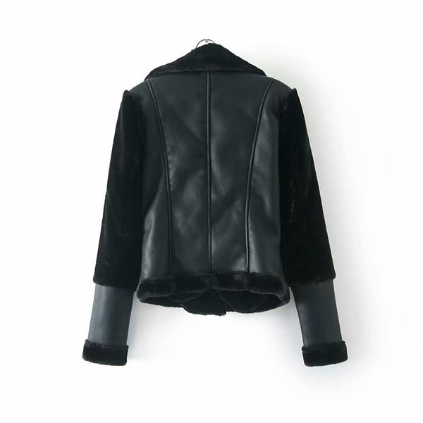 Модерно дамско яке от еко кожа с пух в черен цвят