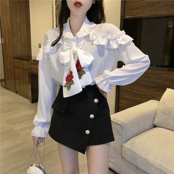 Stílusos női ing fekete-fehér színben, hímzéssel