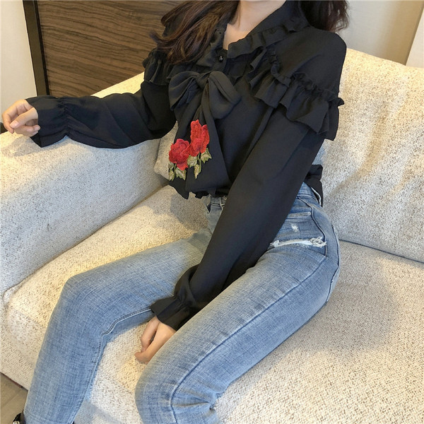 Stílusos női ing fekete-fehér színben, hímzéssel