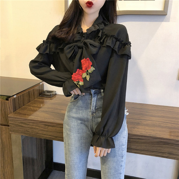 Stílusos női ing fekete-fehér színben, hímzéssel