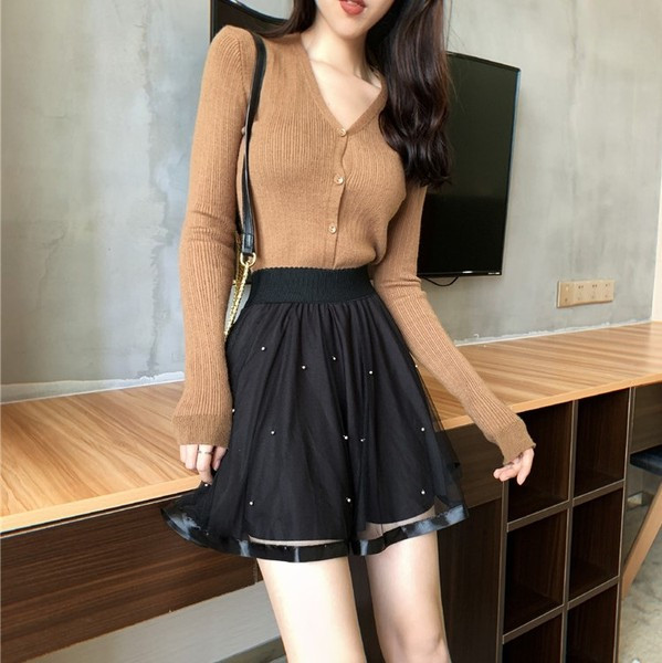 Modern női szoknya szabású modell elasztikus derékkal, fekete színben