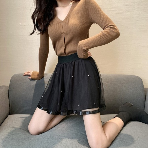 Modern női szoknya szabású modell elasztikus derékkal, fekete színben