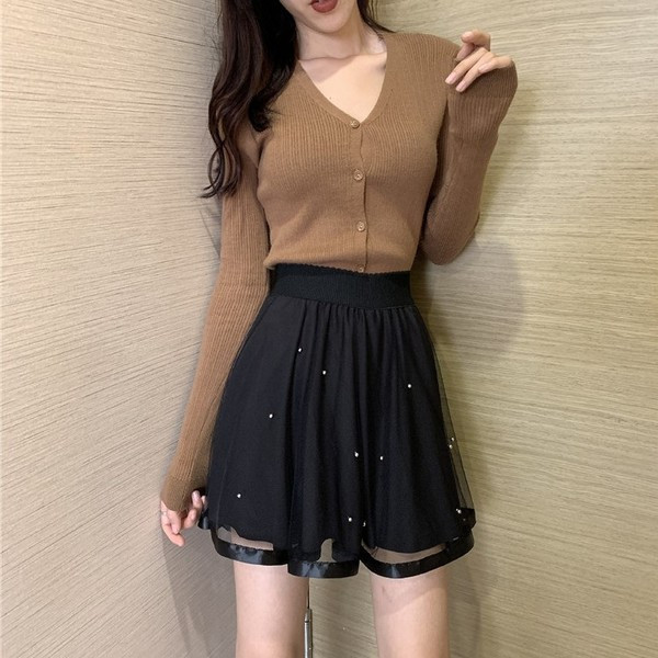 Modern női szoknya szabású modell elasztikus derékkal, fekete színben