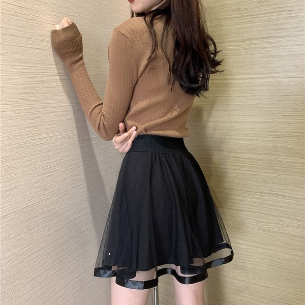 Modern női szoknya szabású modell elasztikus derékkal, fekete színben