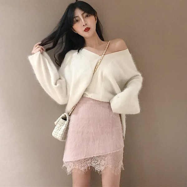 Aktuális női rövid szoknya csipkével, két színben