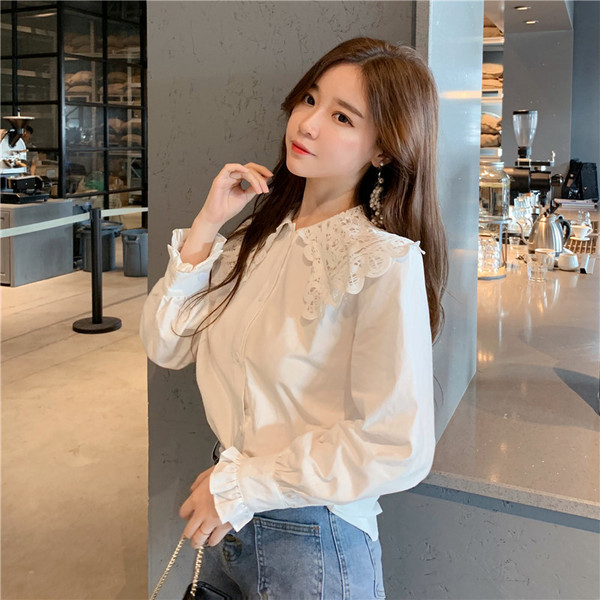 Stílusos női ing fehér színben, csipkével