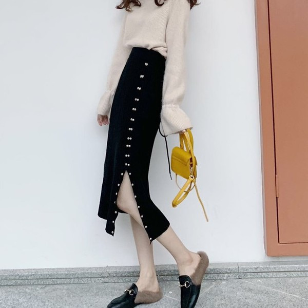 Stílusos női szoknya Karcsú modell fém elemekkel fekete színben