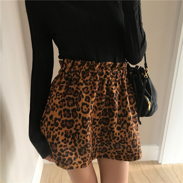 Aktuális női szoknya gumírozott derékkal, leopárd mintával