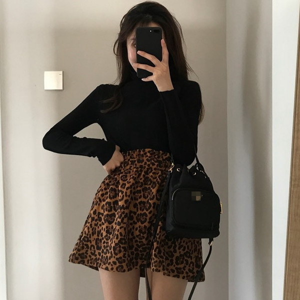 Aktuális női szoknya gumírozott derékkal, leopárd mintával