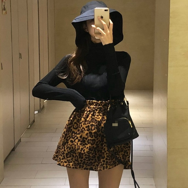 Aktuális női szoknya gumírozott derékkal, leopárd mintával