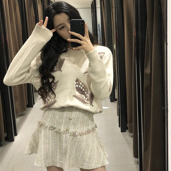 Modern női szoknya magas derékkal, világos színben