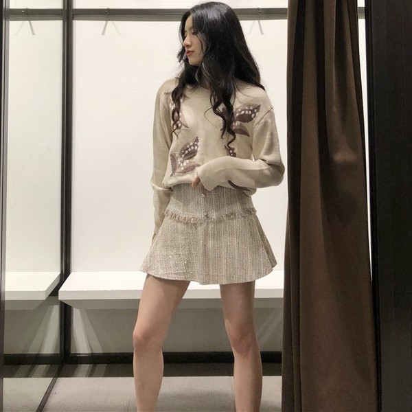 Modern női szoknya magas derékkal, világos színben