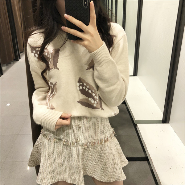 Modern női szoknya magas derékkal, világos színben