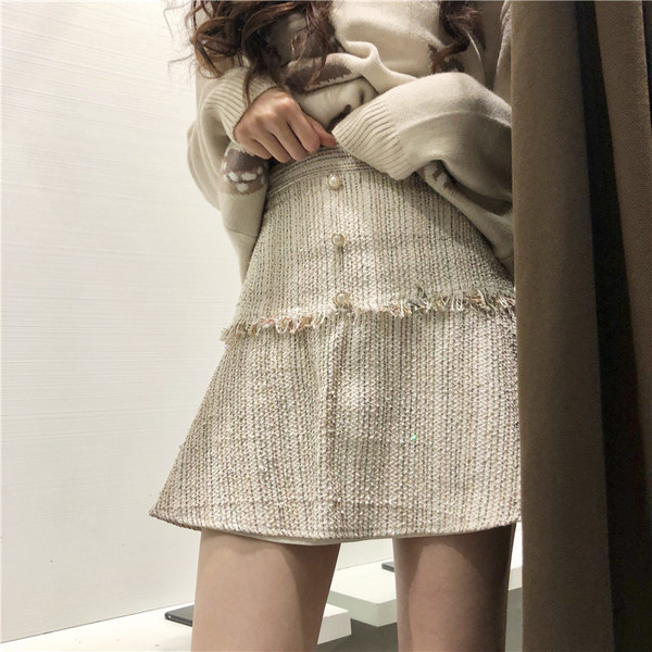 Modern női szoknya magas derékkal, világos színben