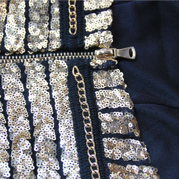 Stílusos női jumpsuit rövid modell V-nyakú arany és piros színben