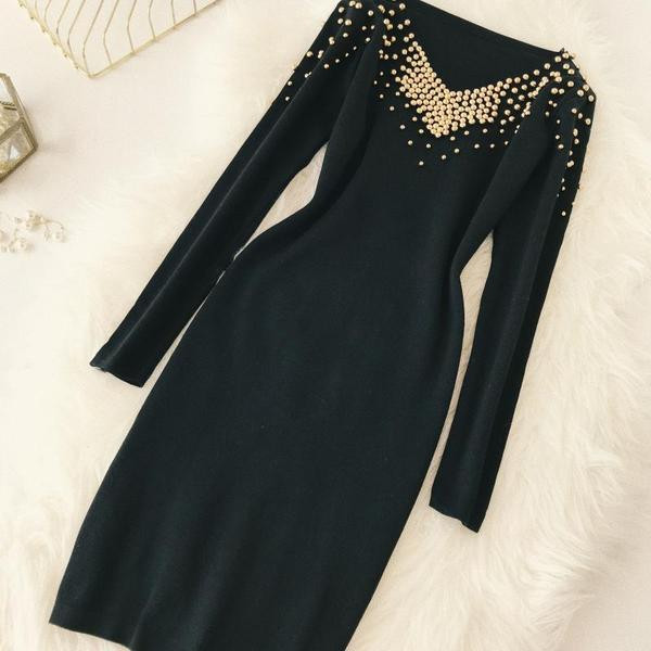 Κομψό γυναικείο φόρεμα με μεταλλικά στοιχεία σε μαύρο χρώμα