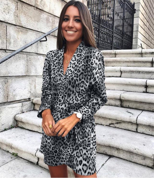Stílusos női ruha V-nyakkal, leopárd mintával