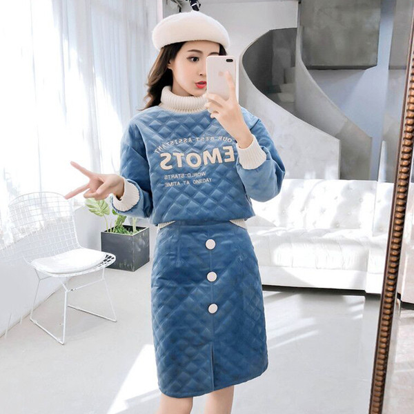 Hétköznapi női szett, benne egy feliratos pulóverrel és egy magas derekú szoknyával