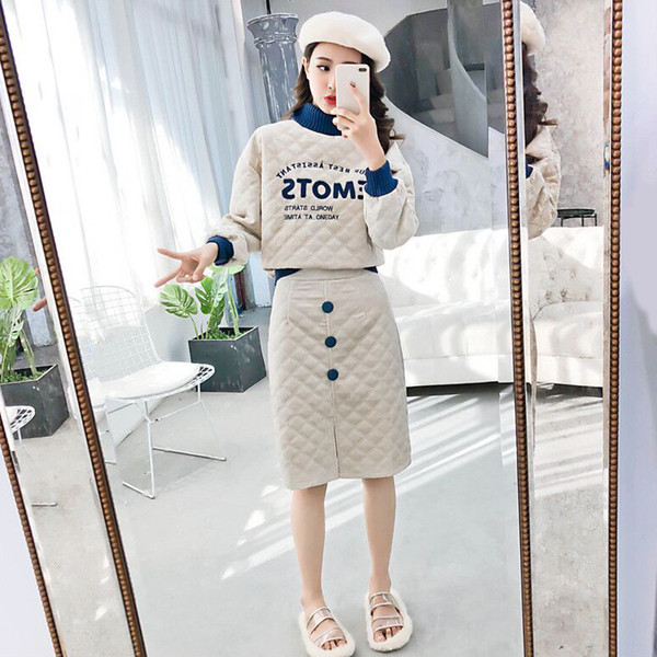 Hétköznapi női szett, benne egy feliratos pulóverrel és egy magas derekú szoknyával