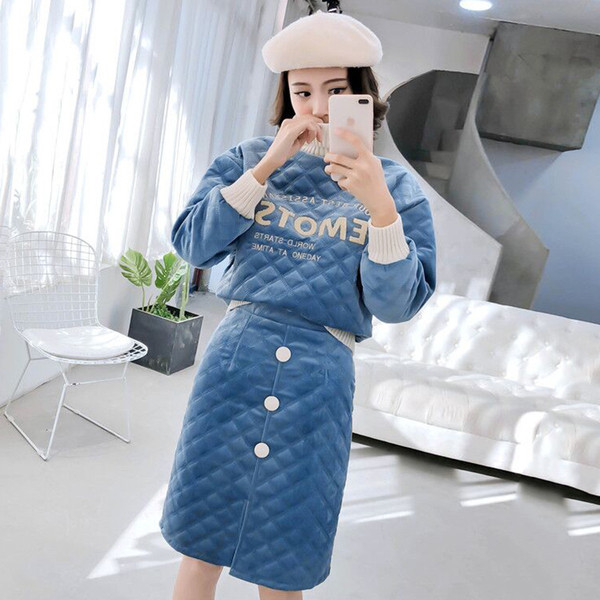 Hétköznapi női szett, benne egy feliratos pulóverrel és egy magas derekú szoknyával