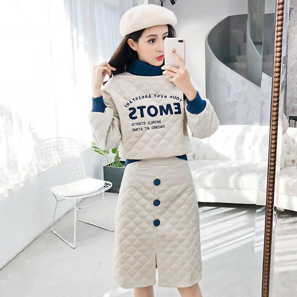 Hétköznapi női szett, benne egy feliratos pulóverrel és egy magas derekú szoknyával