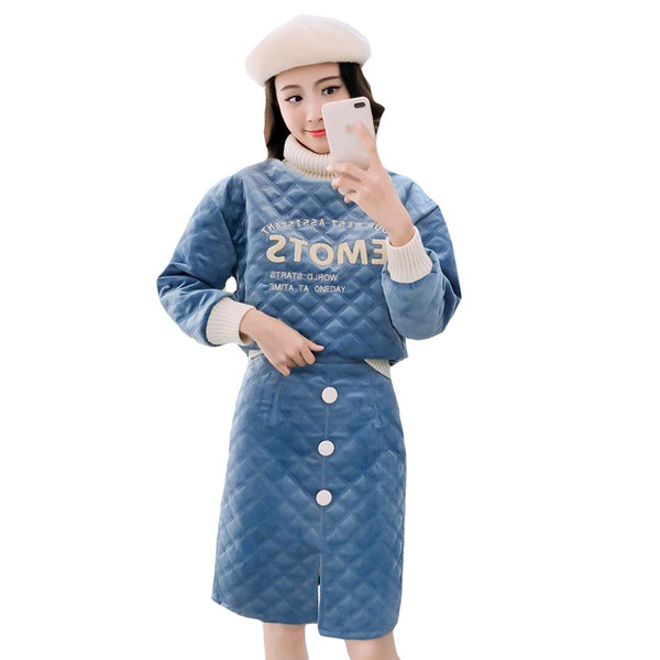 Hétköznapi női szett, benne egy feliratos pulóverrel és egy magas derekú szoknyával