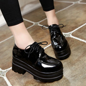 Modern női cipő magas talppal, fekete és piros színben