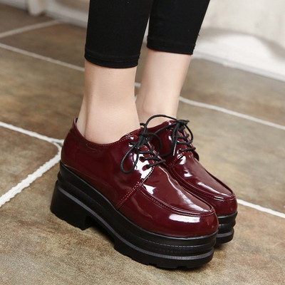 Modern női cipő magas talppal, fekete és piros színben