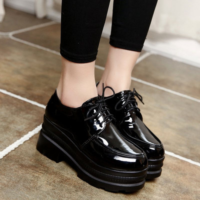 Modern női cipő magas talppal, fekete és piros színben