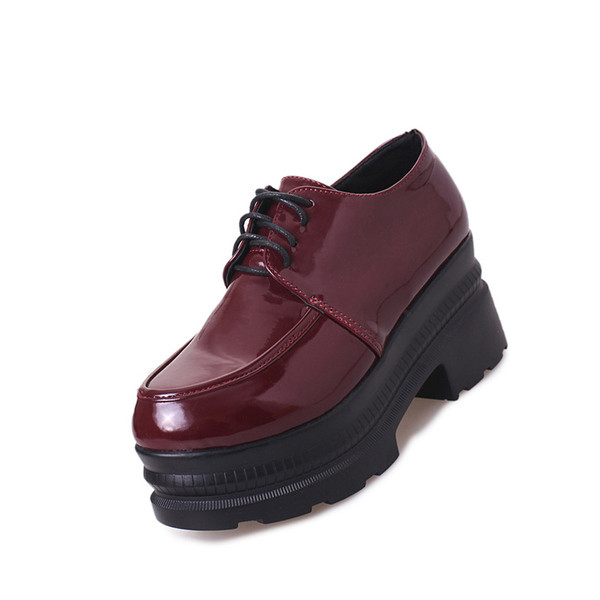 Modern női cipő magas talppal, fekete és piros színben