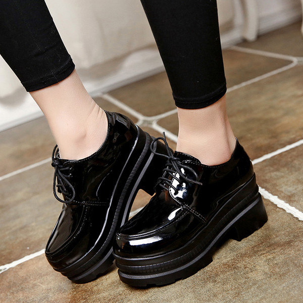 Modern női cipő magas talppal, fekete és piros színben