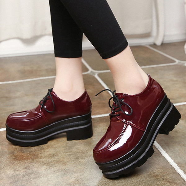 Modern női cipő magas talppal, fekete és piros színben